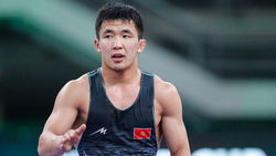 Борцу Шаршенбекову подарили Mercedes-Benz W211, он поехал без пристегнутого ремня. Видео Борцу Шаршенбекову подарили Mercedes-Benz W211, он поехал без пристегнутого ремня. Видео