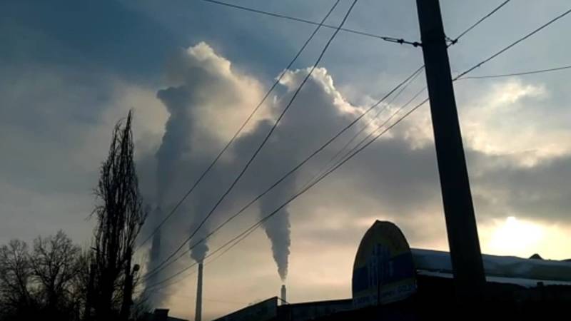 Пар из труб ТЭЦ затягивает небо. Видео бишкекчанина