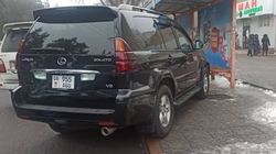 Водитель припарковал Lexus GX470 на остановке. Фото Водитель припарковал Lexus GX470 на остановке. Фото