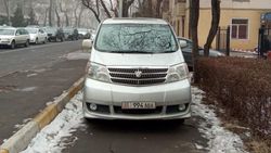 «Тойота» припаркована на тротуаре возле мэрии Бишкека. Фото