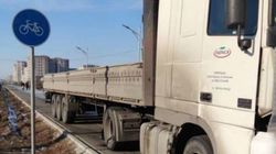 Грузовик DAF заехал на велодорожку на Южной магистрали. Фото