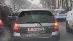 На Айтматова «Фит» поворачивал на Гагарина со второй линии, создав затор. Видео горожанина