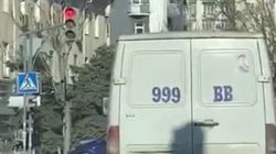 Бус «Мерседес» проехал на красный на Турусбекова