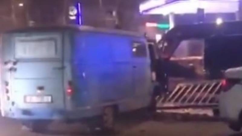 ДТП возле Аламединского рынка. Машина снесла разделитесь на 7 апреля. Видео