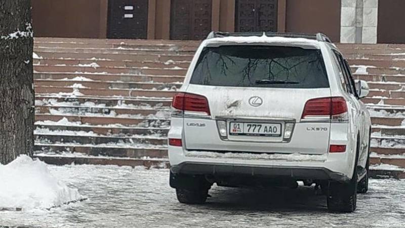 Возле Белого дома в неположенном месте вновь припаркован Lexus LX 570. Фото