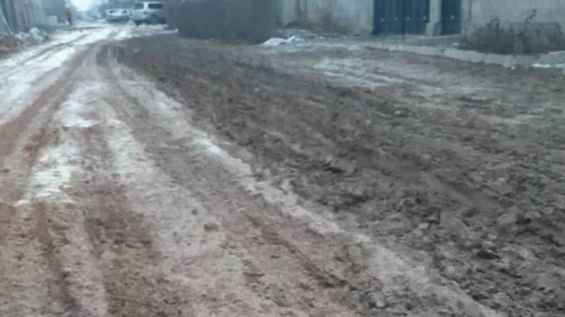 В Алтын-Ордо перекопали дорогу для газификации, а теперь там грязь и слякоть, - местный житель