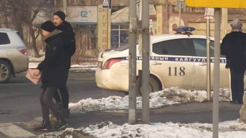 Патрульная машина припаркована на зебре на Жукеева-Пудовкина
