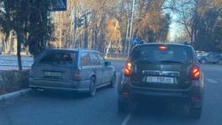 Водитель припарковал свой «Мерседес» в неположенном месте на бульваре Эркиндик. Фото Водитель припарковал свой «Мерседес» в неположенном месте на бульваре Эркиндик. Фото