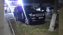 Водитель Range Rover припарковался на газоне