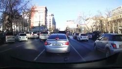 Водитель «Фольксвагена» едва не создал аварию на Токтогула. Видео
