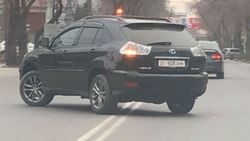 Lexus RX 350 разворачивается через двойную сплошную. Фото