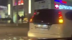 «Хонду» припарковали на проезжей части. Видео