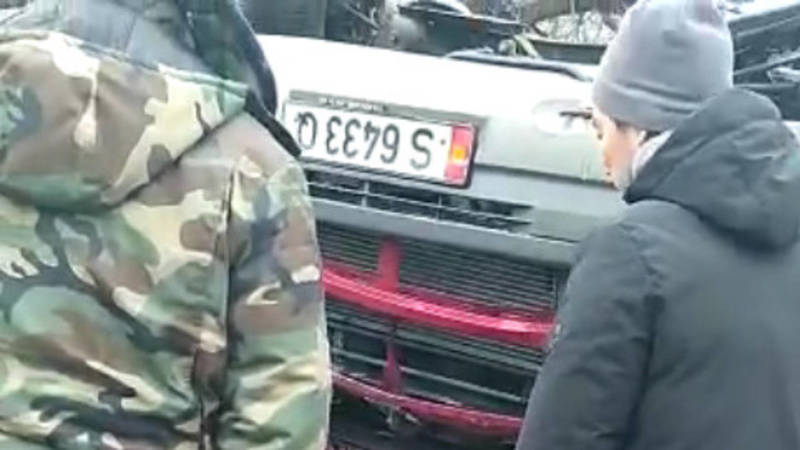 В Токмоке бус врезался в столб и перевернулся. Видео