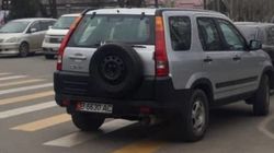 Honda CR-V припаркован на пешеходном переходе. Фото