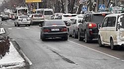 «Мерседес» выехал на встречку на Московской. Фото горожанина