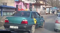 Такси «Яндекс Go» едет по встречке на Московской. Видео