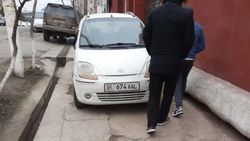 В Оше «Матиз» припаркован на тротуаре. Фото