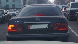 В Бишкеке замечен «Мерседес» с нечитаемым госномером. Фото В Бишкеке замечен «Мерседес» с нечитаемым госномером. Фото