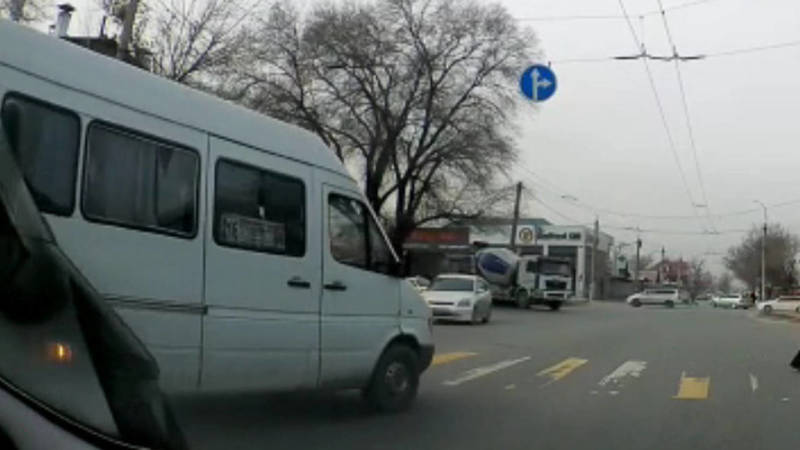 Маршрутка №216 выехала на встречку на Гагарина. Видео