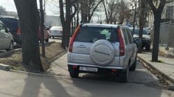 «Хонда» припаркована на тротуаре. Фото