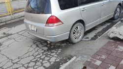 Возле Дворца спорта водители паркуются на тротуаре, блокируя пандусы. Фото горожанина