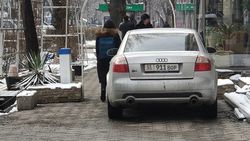«Ауди А4» с госномером 911BOP припаркована посреди тротуара. Фото