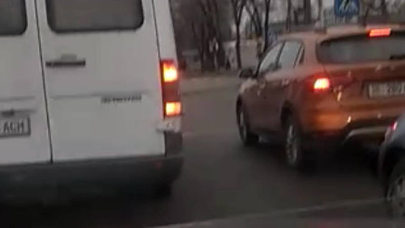 На Алыкулова дорожной разметки нет, а камера есть. Видео горожанина
