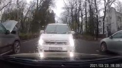 «Стэп» едет по встречке на бульваре Эркиндик. Видео