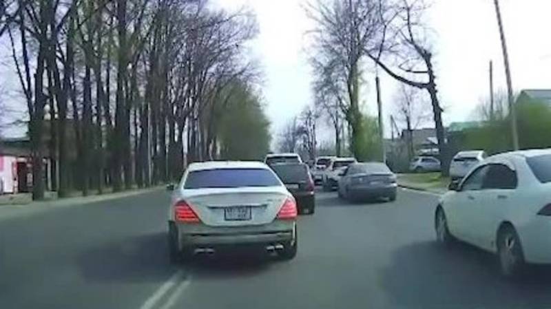 «Мерседес S550» выехал на встречку. Видео