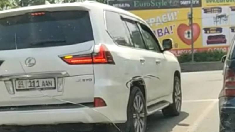 Lexus LX 570 повернул со второго ряда. Видео