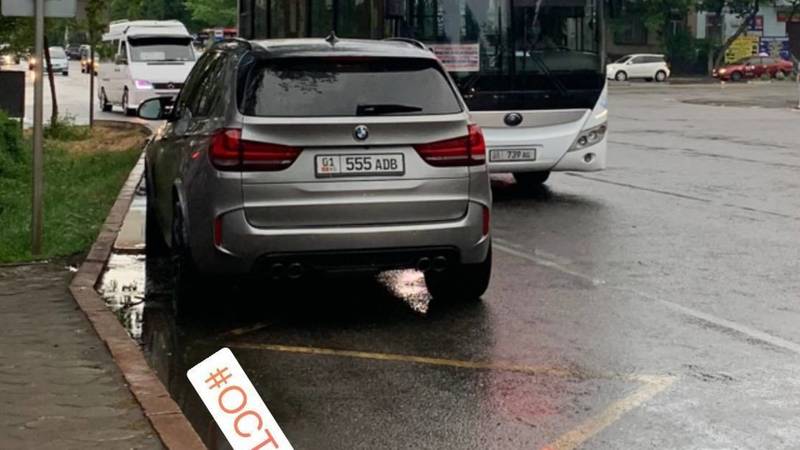 BMW X5 припаркован на остановке против шерсти. Фото