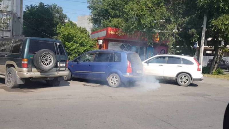 «Мазда» выхлопными газами загрязняет воздух. Фото горожанина