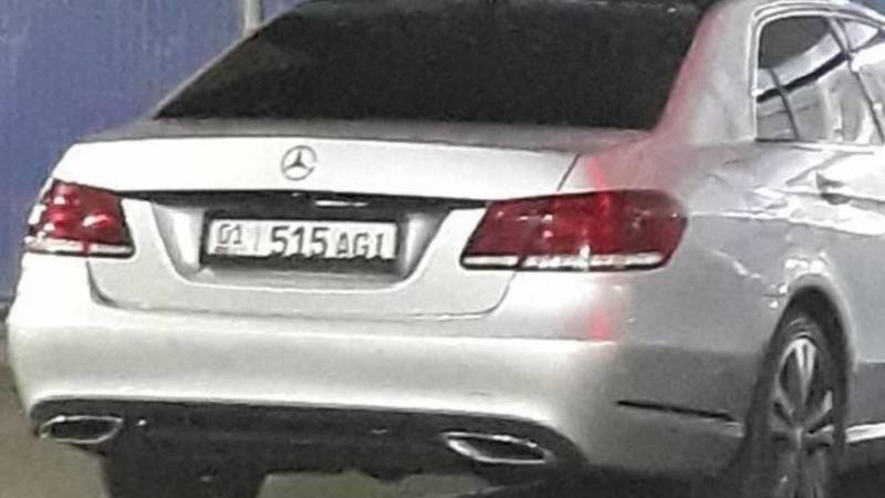 «Мерседес E300» припаркован на месте для инвалидов. Фото