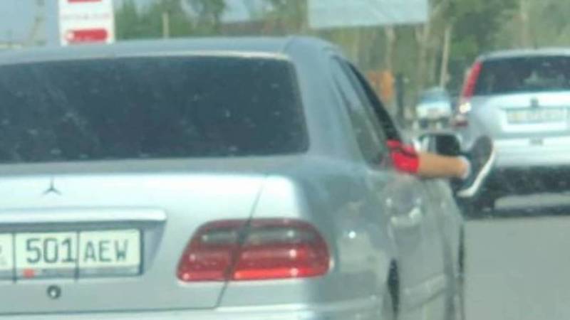 Пассажир «Мерседеса» едет, высунув ногу в окно. Фото