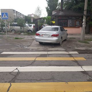 Парковка на тротуаре на Суюмбаева-Огонбаева
