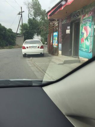 Парковка на тротуаре на Лумумбы-Джамгырчинова