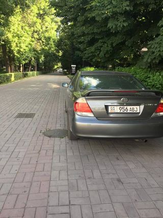 Парковка на тротуаре Дубового парка