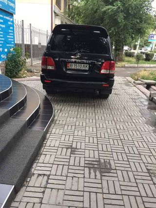 Парковка на тротуаре на ул.Московской. Фото от 26 июня