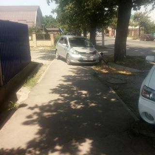 Парковка на тротуаре на Чапаева-Островского. Фото от 30 июня