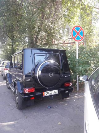 Парковка в зоне действия «Остановка запрещена» на Тыныстанова-Горького. Фото от 19 июля