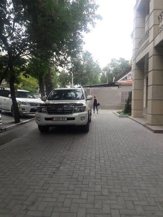 Парковка на тротуаре на Горького-Тыныстанова