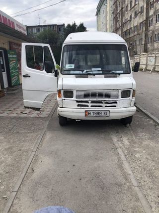 Парковка на тротуаре в 11 мкр. Фото от 14 июля