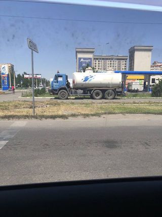 Парковка на тротуаре на Токомбаева—Сухэ Батора. Фото от 24 июля