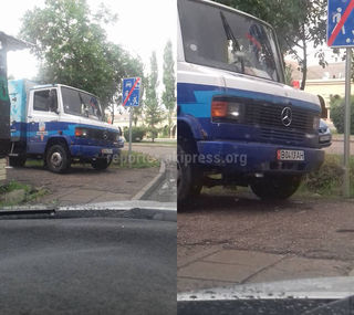 Парковка на тротуаре в 12 мкр