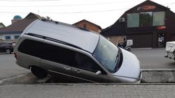 На Токтоналиева «Мазда» заехала в арык. Фото