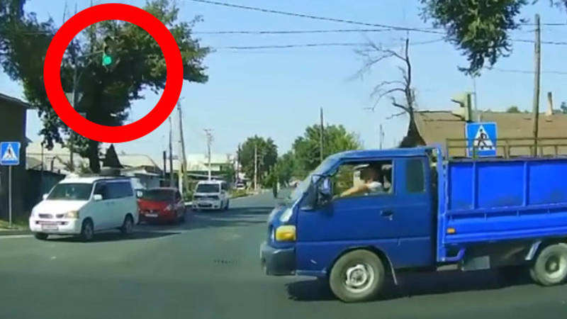 Портер нагло проехал на красный и едва не устроил ДТП, - горожанин. Видео