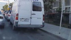 Бус с нечитаемым госномером припаркован под знаком «Парковка запрещена». Фото