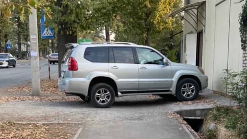 Lexus GX полностью заехал на тротуар и припарковался. Фото
