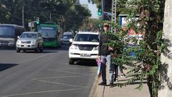 Lexus припарковали на остановке для троллейбусов на Московской. Фото Lexus припарковали на остановке для троллейбусов на Московской. Фото