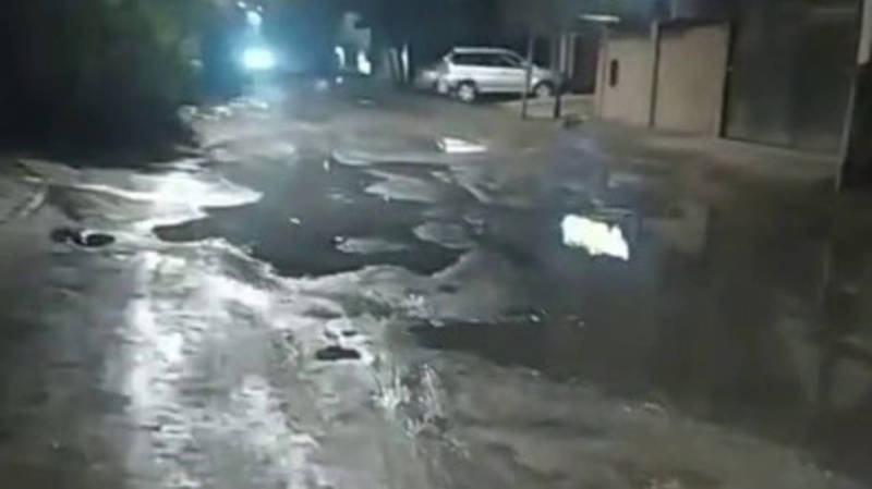 На ул.Фере прорвало трубу. Видео